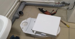 Установка напольного унитаза в Лысьве: монтаж под ключ от СантехДомЛсь от 5098 рублей.
